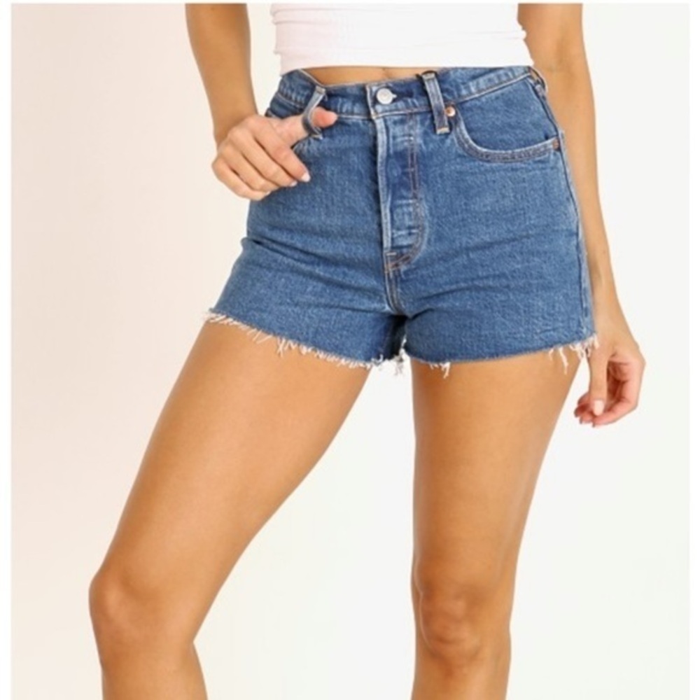 LEVI’S RIBCAGE SHORTS​